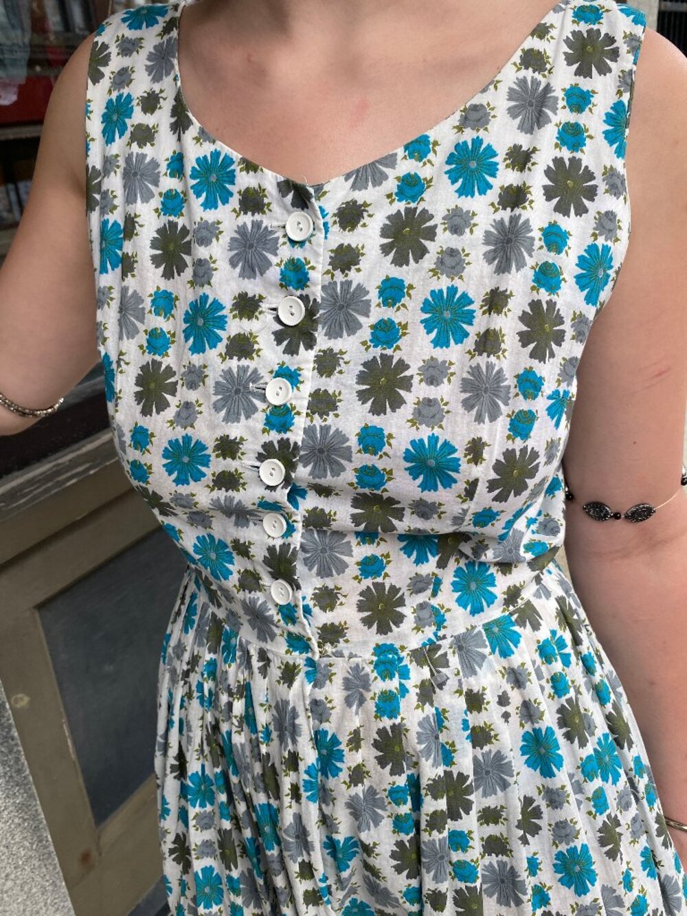 Vintage 1950s White/Blue/Grey Cotton Floral Sundress -Size 4/6 with 36 inch Bust - Picture 2 of 5